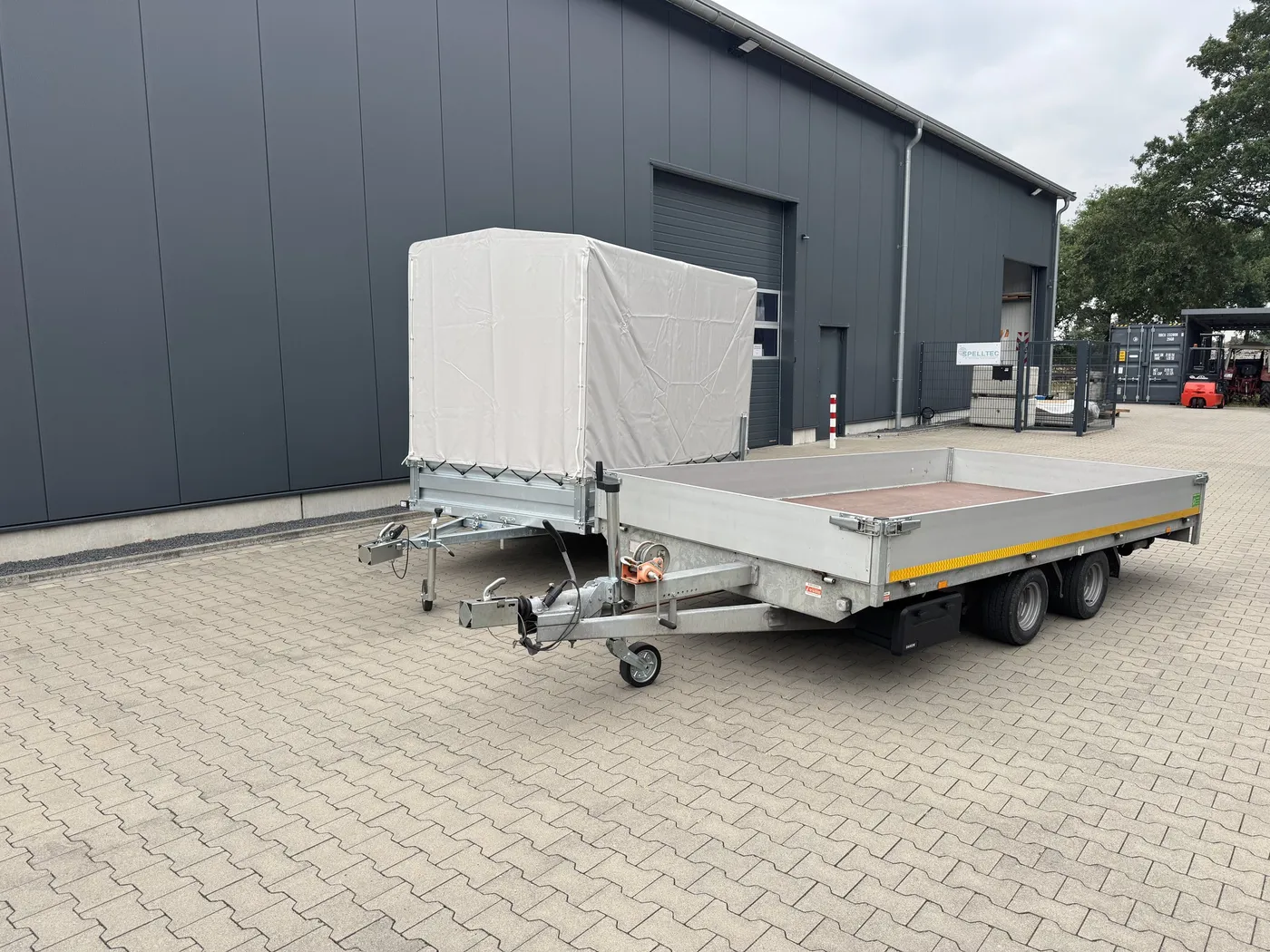 Die Anhänger der Mietschmiede am Standort Spelle: 750-kg-Anhänger mit Hochplane und Autotransporter mit Bordwänden